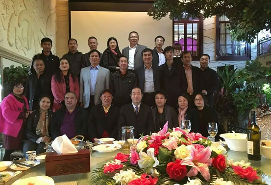 隆力奇董事长和股神商议魔力鞋上市计划 隆力奇董事长和股神商议魔力鞋上市计划